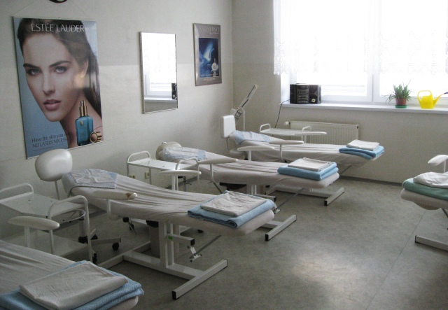 14 kosmeticky salon v budove skoly.jpg